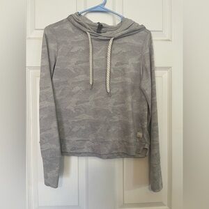 Vuori Halo Essential Hoodie Gray Camo Women's Sweater